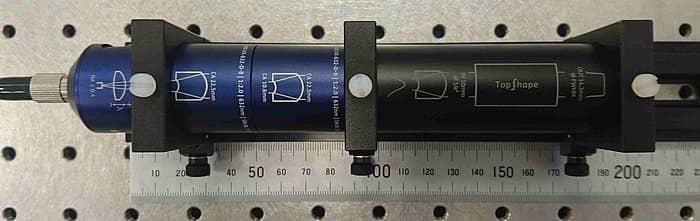 Abbildung 2) Experimenteller Aufbau bestehend aus: a|AspheriColl, zwei a|BeamExpandern und a|TopShape.